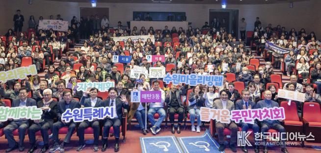 행사 참석자들이 단체 사진을 촬영하고 있다.