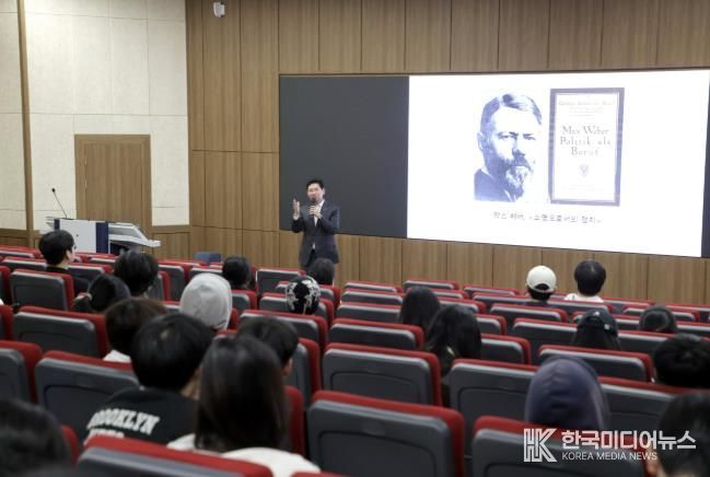 이상일 용인특례시장이 26일 단국대학교 국제관에서 학생들을 대상으로 리더십 특강을 하고 있다.