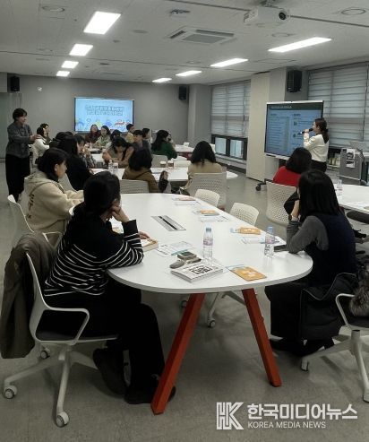 광주시교육청이 27일 교사성장마루에서 진행한 ‘공간 크리에이터에게 배우는 교실 디자인’ 연수에서 교사들이 이정원 대표의 강의를 듣고 있다. / 광주시교육청 제공