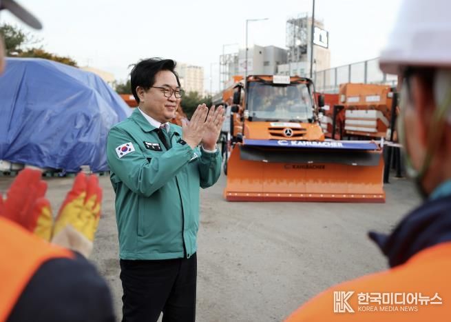 박일하 동작구청장이 지난 11일 노량진동 제설발진기지에서 신규 도입한 제설 전문 차량 ‘유니목’을 확인하고, 요원들에게 안전한 현장 작업을 당부하고 있다