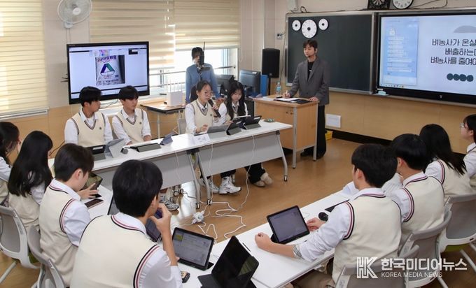 29일 순천삼산중학교에서 열린 ‘2025 중등 2030수업나눔 한마당’에서 2030수업 시연이 진행되고 있다.