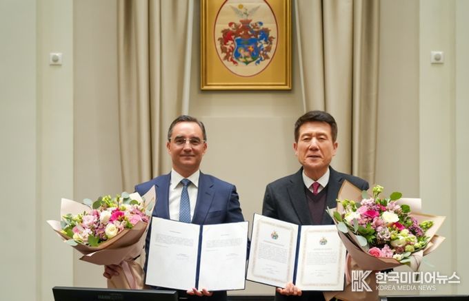 포항시는 지난 28일(현지시간) 헝가리 제2의 도시 데브레첸시와 배터리 산업을 중심으로 한 미래 신산업 협력 및 인재·문화 교류 확대를 위한 우호교류 협약(MOU)을 체결했다.
