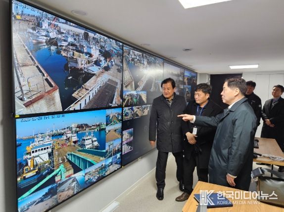 인천항만공사 이경규 사장이 ‘인천항 통합관제 시스템’을 점검하고 있다 / 사진 제공 = 인천항만공사