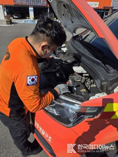 차량 배터리 점검 장면