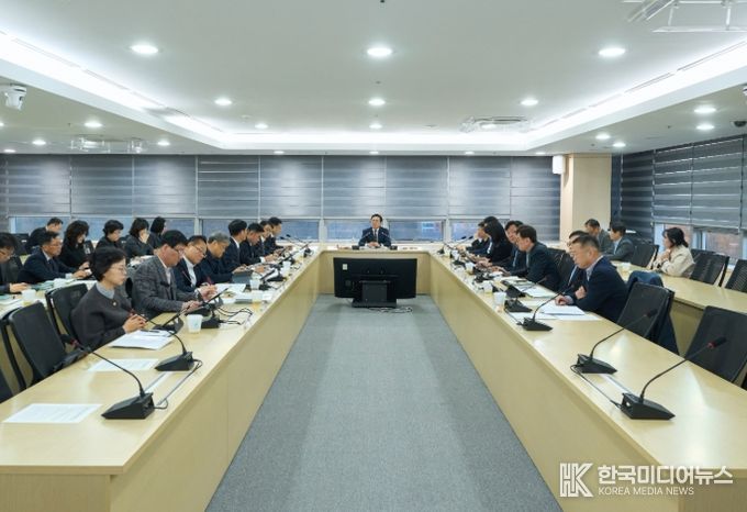 김석필 천안시장 권한대행 부시장이 1일 시청 중회의실에서 열린 확대간부회의를 주재하고 있다.