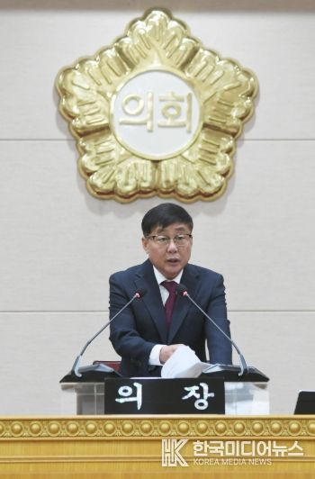 윤창철 의장이 제383회 정례회 제1차 본회의를 주재하고 있다.