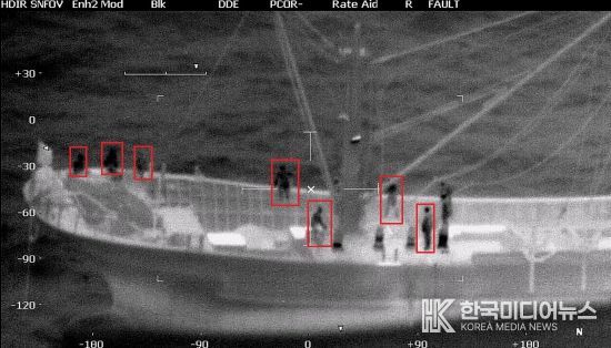 항공 채증영상에 AI를 적용하여 적재 물건, 선원 활동, 선박배치 형태를 분석하여 야간 의심 선박을 분석하는 모습(예시)
<p> </p>
<p>