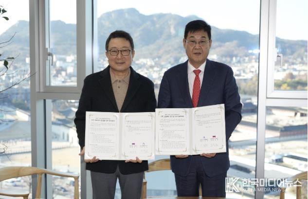 이옥원 (사)미래경제교육네트워크 이사장(좌)과 정문헌 종로구청장(우)