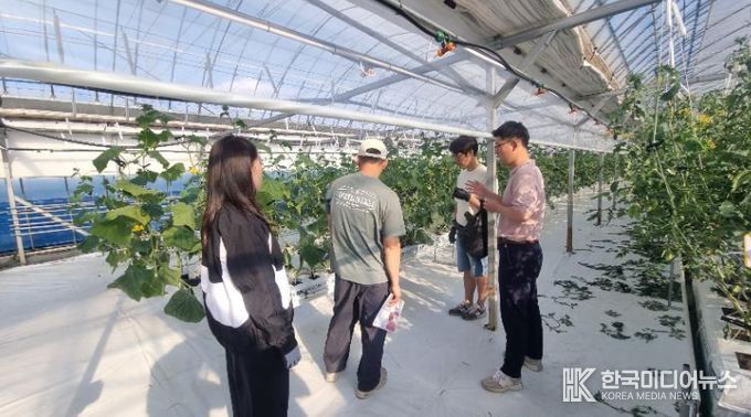 박석중 소득작목팀장이 군 농업기술센터 윤묘장에서 작물재배 기술을 설명하고 있다.