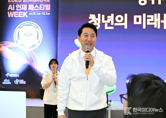 오세훈 서울시장이 2일 DDP에서 열린 ‘2025 청년취업사관학교 AI 인재페스티벌'에서 새싹(SeSAC) 해커톤 참가자들에게 응원의 메시지를 건네고 있다.