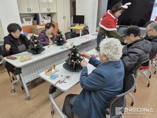 팔달구치매안심센터 프로그램 참여자들이 ‘2025년 치매안심센트 프로그램 참여자 수료식’에서 기념촬영을 하고 있다.