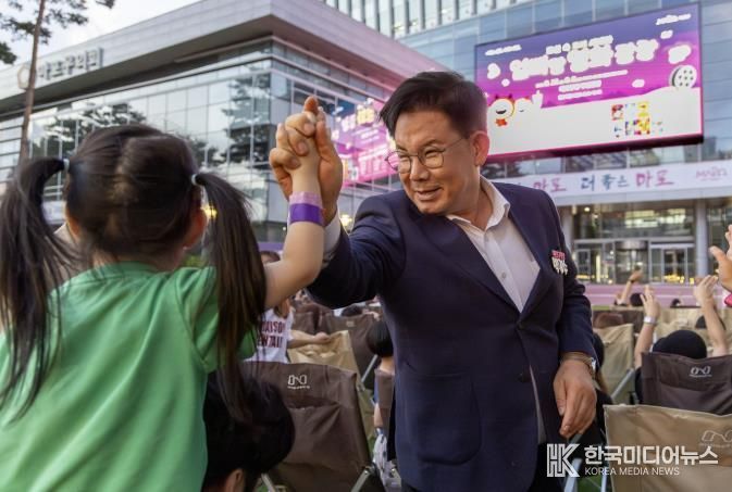 박강수 마포구청장이 엄빠랑 영화광장 행사에 참여한 어린이들과 인사를 하고 있다.