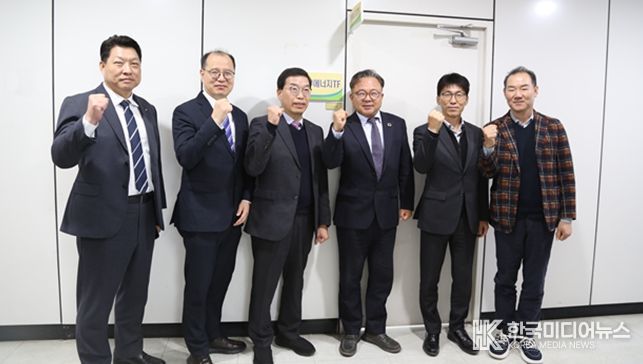 좌측부터 한국수자원공사 영·섬유역본부(주인호 본부장), 한국에너지공단 광주전남지역본부(장승찬 본부장), 한국전력공사 광주전남본부(한병준 본부장), 영산강유역환경청(김영우 청장), 광주광역시 에너지산업과(박준식 과장), 영산강유역환경청 환경관리국(김영식 국장).
