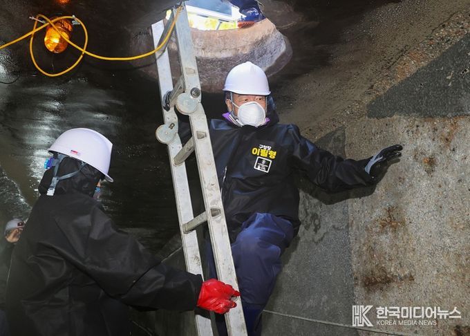 이필형 동대문구청장, 하수암거 속으로 직접 내려가 안전 점검