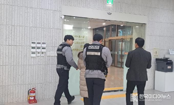 수원시가 ‘악성·반복 민원 대응 모의훈련’을 하고 있다.