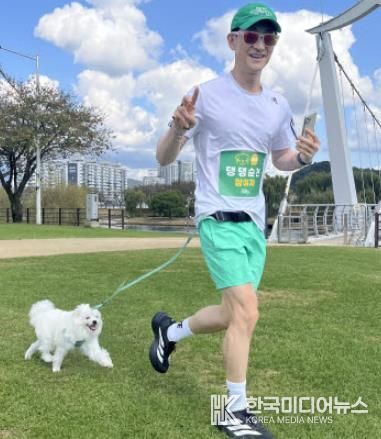 지난 10월 '2025 댕댕순천' 참가자가 반려견과 함께 오천그린광장을 달리고 있다.j