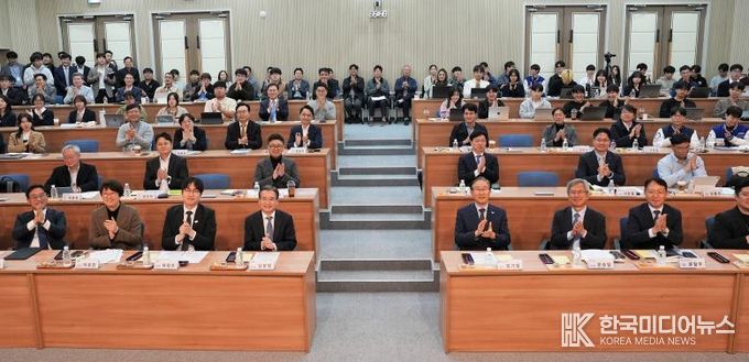 지난 10월 27일 대통령실, 기후에너지환경부, 기업, 대학 연구진 등이 한국에너지공과대학교에서 ‘차세대 전력망 혁신 및 인재 양성·창업 생태계 구축 기업간담회’를 진행했다.