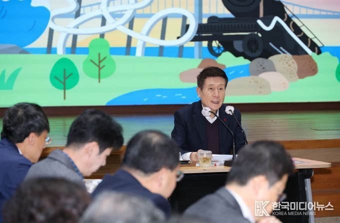 이강덕 시장이 5일 확대간부회의를 주재하며 포항 미래 신성장 동력 발굴과 육성을 통한 도시 경쟁력 강화로 시민이 체감하는 변화를 만들어 갈 것을 강조하고 있다.