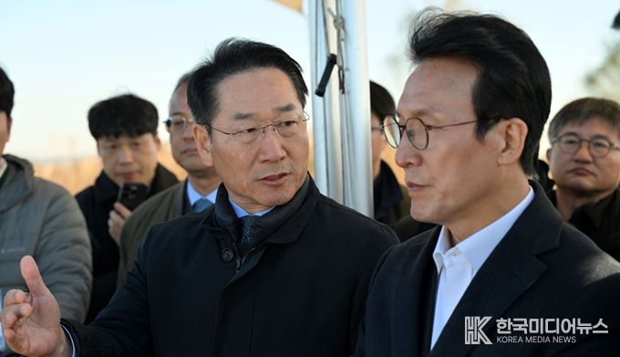 유정복 시장이 지난 11월 21일 수도권매립지에서 김민석 국무총리와 매립 현황과 매립장 사용종료에 따른 활용방안을 점검하고 있다.
