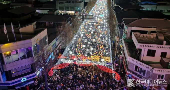 지난해 12월 열린 화천산천어축제 선등거리 점등식