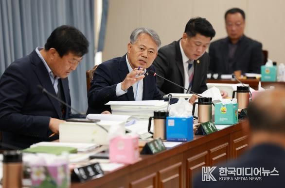 박성재 전남도의원이 농축산식품국 박현식 국장에게 질의하고 있다