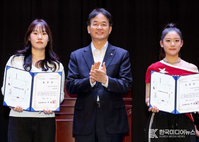 이동환 고양시장과 모범 청소년 치어리더 표창장 수상 기념촬영