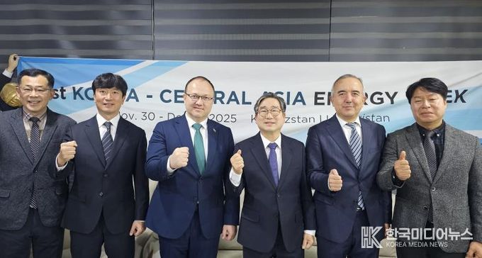 지난 5일 강상구 나주 부시장(오른쪽 세 번째)이 우즈베키스탄 경제위원회 목토르 우마로프 의장(왼쪽 세 번째)을 비롯한 관계자들을 만나 에너지 전환과 신도시 개발 분야 관련 협력을 논의했다.