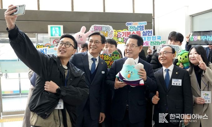 8일 영암군민회관 대회의실에서 열린 ‘영암군 정책비전 투어’ 행사에 참석한 김영록 전라남도지사가 영암군청 직원들과 함께 기념촬영을 하고 있다.