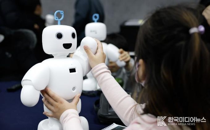 ’25. 2. ‘초등학생 AI친구 로봇사업 설명회’에서 한 어린이가 로봇 사용법을 배우고 있다