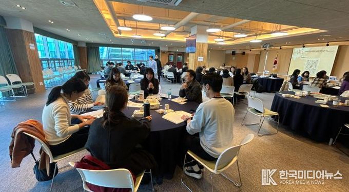 강남지역 초등교사들이 9일 '지역 연계 주제 중심 수업 나눔회'에서 우수사례 연수를 듣고있다