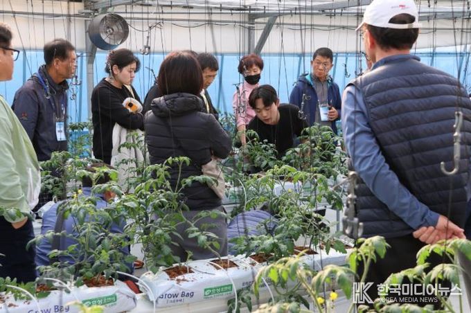 청양군농업기술센터 테스트베드에서 실습 교육 중인 모습