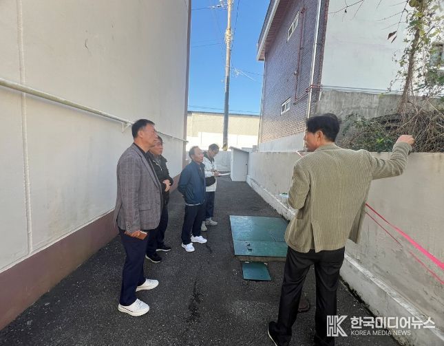 여수시가 지난 10월 31일 연등동 삼송아파트 일원에서 안전관리자문단과 함께 담장을 점검하고 있다.