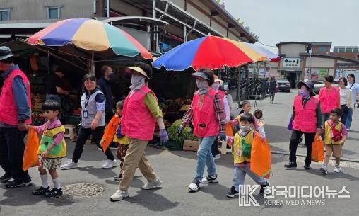 나주시는 10일부터 19일까지 지역 어르신의 활기찬 노후를 위한 ‘2026년 노인 일자리 및 사회활동 지원사업’으로 66개 사업단에서 참여자 4710명을 모집한다. 사진은 노인 일자리 사업 활동 모습
