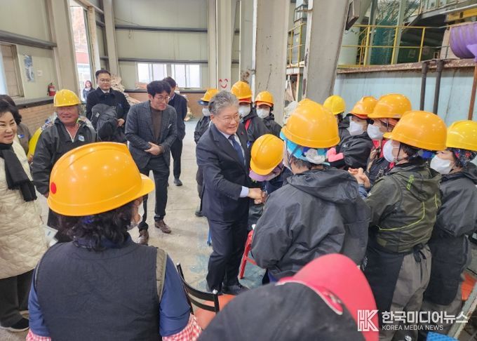 영광군수, 환경관리센터 재활용 선별장 근로자 방문 격려