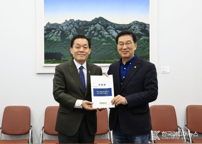 이재준 수원시장(왼쪽)이 신정훈 국회 행정안전위원장에게 건의문을 전달하고 있다.