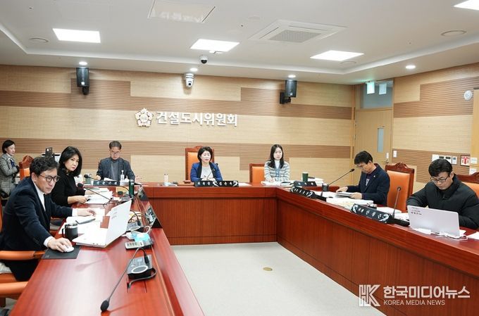 아산시의회 건설도시위원회가 제263회 제2차 정례회 중 2026년 예산안을 심사하고 있다.