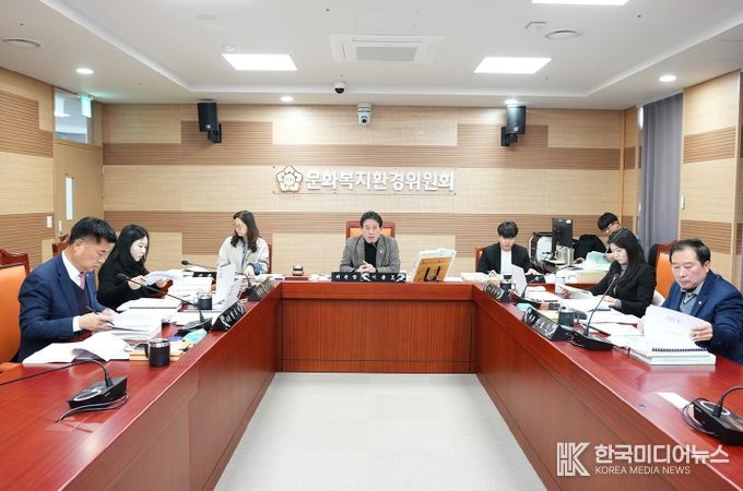 아산시의회 문화복지환경위원회가 제263회 아산시의회 제2차 정례회 중 2026년 예산안을 심사하고 있다.