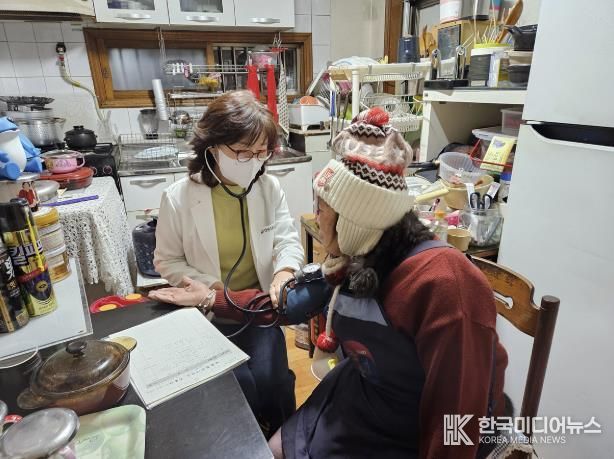 건강취약 어르신대상 방문건강관리하고 있는 모습