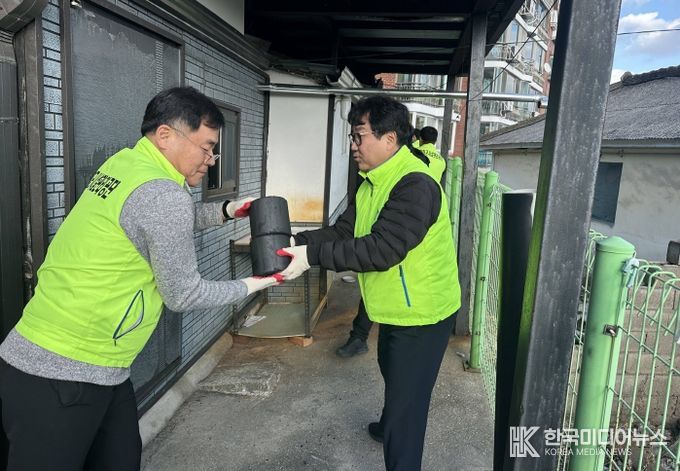강화군 시설관리공단, “사랑의 연탄 함께 나눠요!”