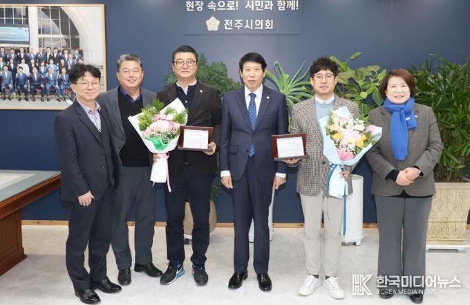전주시의회, 김성규·김정명 의원 2025 행정사무감사 우수위원 감사패