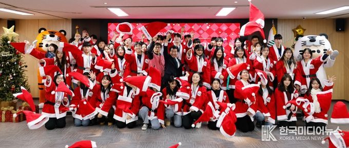 2024. 12 출정식 후 산타모자를 던지는 참가자들과 서강석 구청장, 인사말하는 서 구청장