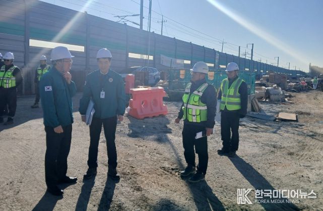 김석웅 광산구 부구청장 등이 12일 공공 건설공사장인 우산동 우수 저류시설 조성 현장을 찾아 안전관리 실태를 점검했다.