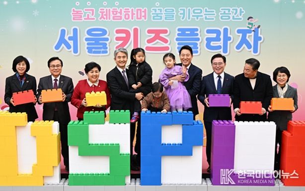 오세훈 서울시장이 12일(금) 강서구 화곡동에 문을 연 ‘서울키즈플라자’에서 개관 축하 퍼포먼스에 참여하고 있다.