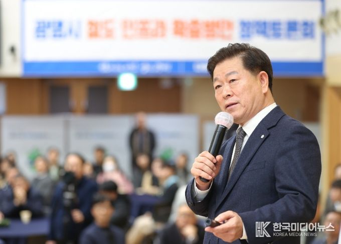 박승원 광명시장이 15일 오후 시청 대회의실에서 열린 '광명시 철도 인프라 확충방안 정책토론회'에 참석해 발제하고 있다.