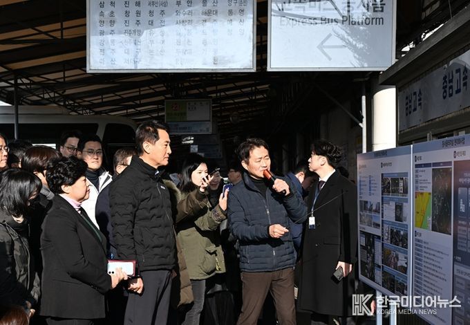 15일 오전 동서울터미널 현장을 방문한 오세훈 서울시장이 관련 브리핑을 청취하고 있다.