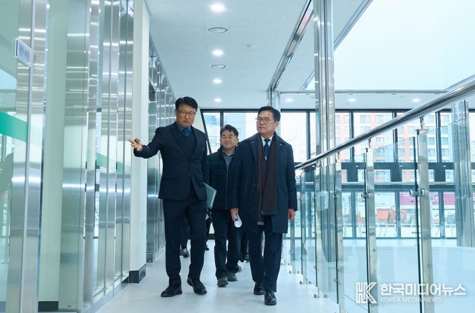 1. 15일 김석필 천안시장 권한대행 부시장이 업사이클센터, 천안시립노인요양시설 등 대규모 건설 현장을 방문해 현장을 둘러보고 있다.