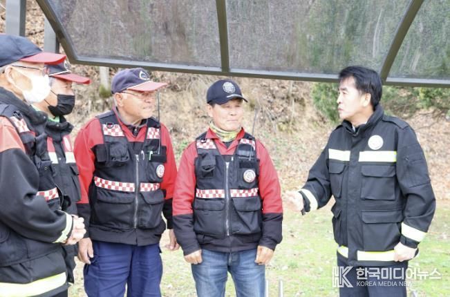 봄철 최재형 군수가 산불진화대원들을 격려하는 모습