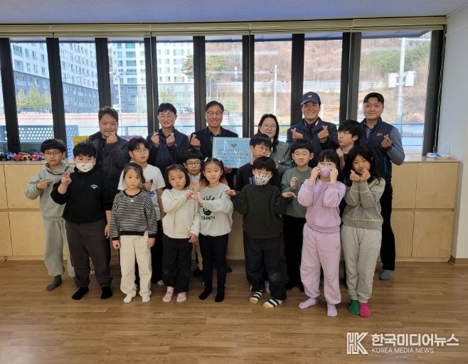 영월우체국‘그린나래’,별총총돌봄센터에 기부금 전달