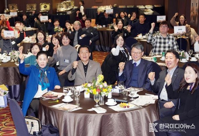 이재준 수원시장(가운데)과 참석자들이 함께하고 있다.