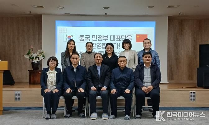 수원시를 방문한 중국 민정부 대표단이 기념촬영을 하고 있다.